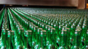Bei Glasflaschen funktioniert das Mehrwegsystem und sie bleiben mehrfach im Kreislauf.