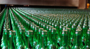 Bei Glasflaschen funktioniert das Mehrwegsystem und sie bleiben mehrfach im Kreislauf.