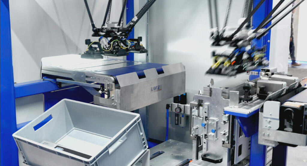 Omron und Dassault zeigen wie die Produktion der Zukunft OT und IT verknüpft.