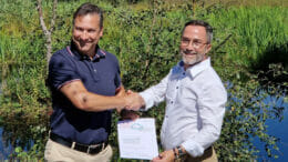Ottavio Scata von myclimate übergibt das Zertifikat für ein klimaneutrales Unternehmen an Urs Stillhard von Saropack.