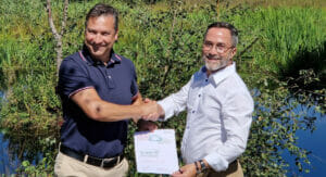 Ottavio Scata von myclimate übergibt das Zertifikat für ein klimaneutrales Unternehmen an Urs Stillhard von Saropack.