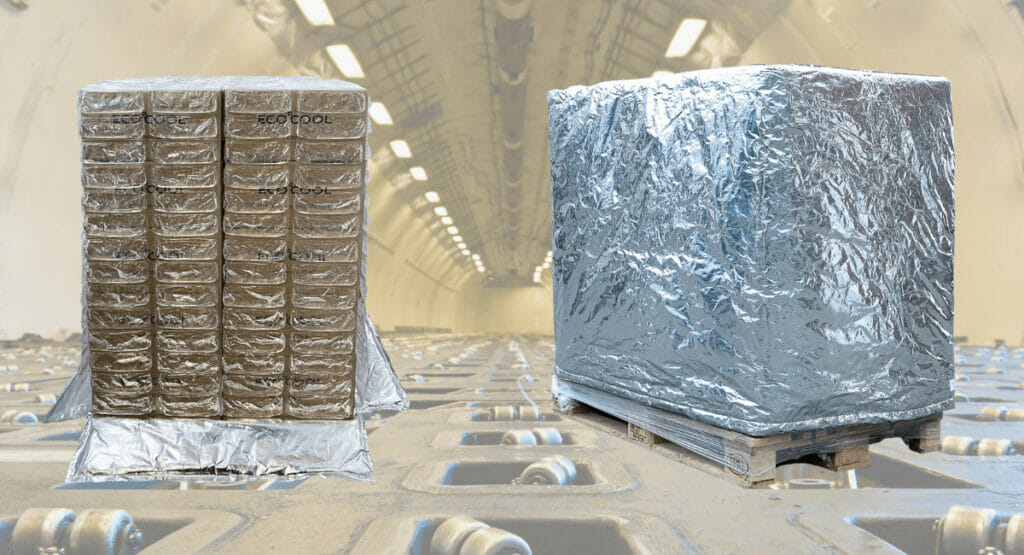 Die Ecocool-Thermohaube wird über die Waterblankets gestülpt, die ihrerseits die zu schützende Ware abdecken.