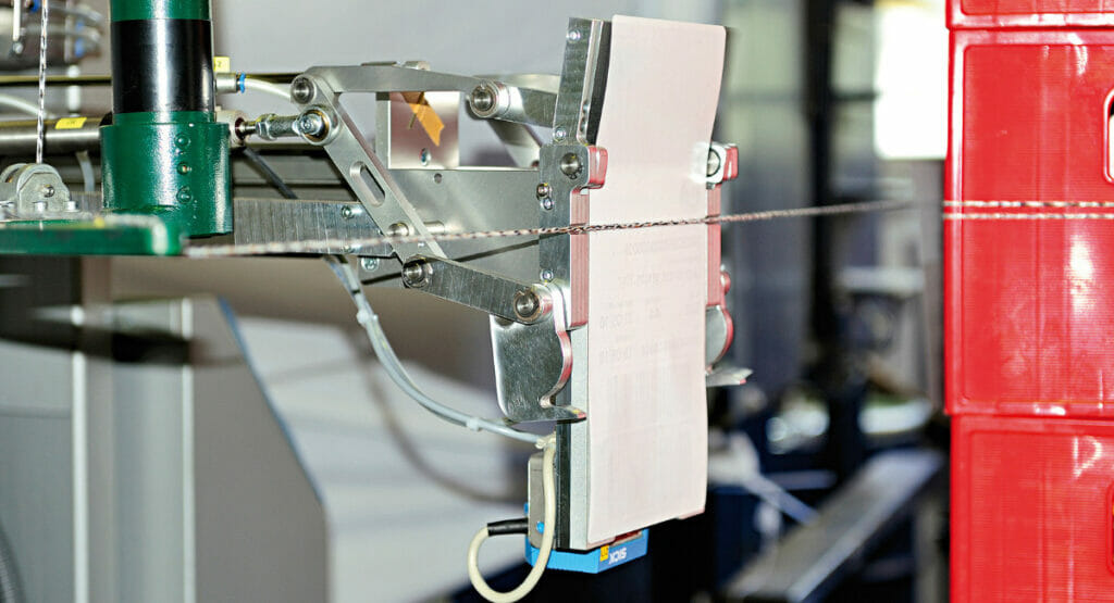An integrated height adjustment allows the labels and cord to be applied at different heights.