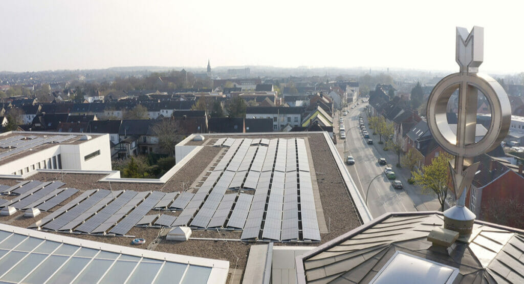 Mit den Photovoltaikzellen kann ein Teil der Energie des Betriebs in Beckum gedeckt werden.