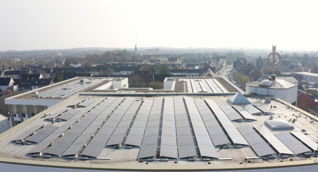 Mit der Photovoltaikanlage spart Beumer Co2-Emissionen.