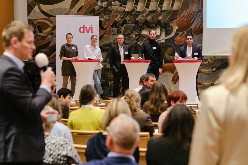 Fünf Teilnehmer einer Podiumsdiskussion auf der Dresdner Verpackungstagung.