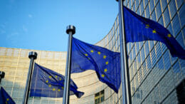 EU-Flaggen wehen vor dem Gebäude der EU-Kommission in Brüssel im Wind.