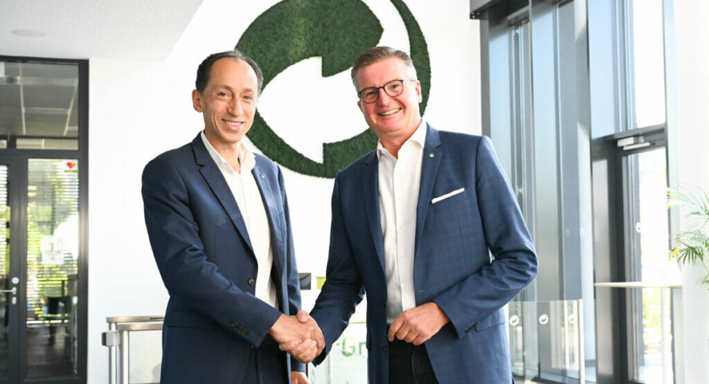 Michael Wiener (r.) übergibt die Leitung der Duales System Holding an Laurent Auguste