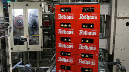 Die Kästen von Rothaus werden mit dem Schnur-Labelsystem von Logopak gekennzeichnet und gesichert.