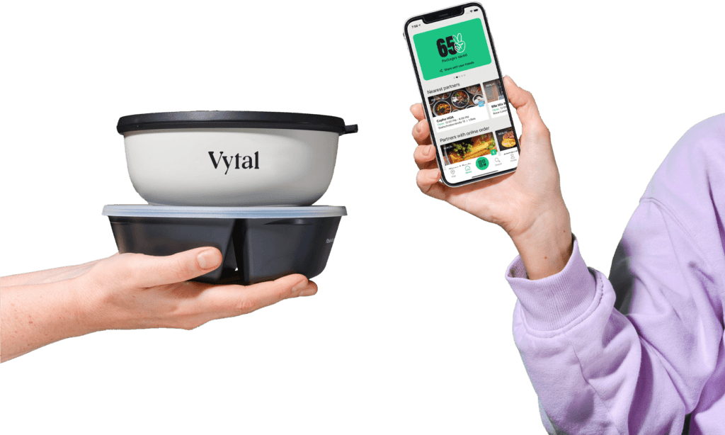 Zwei Personen halten Mehrwegbehälter von Vytal und ein Smartphone mit der Vytal-App in Händen.