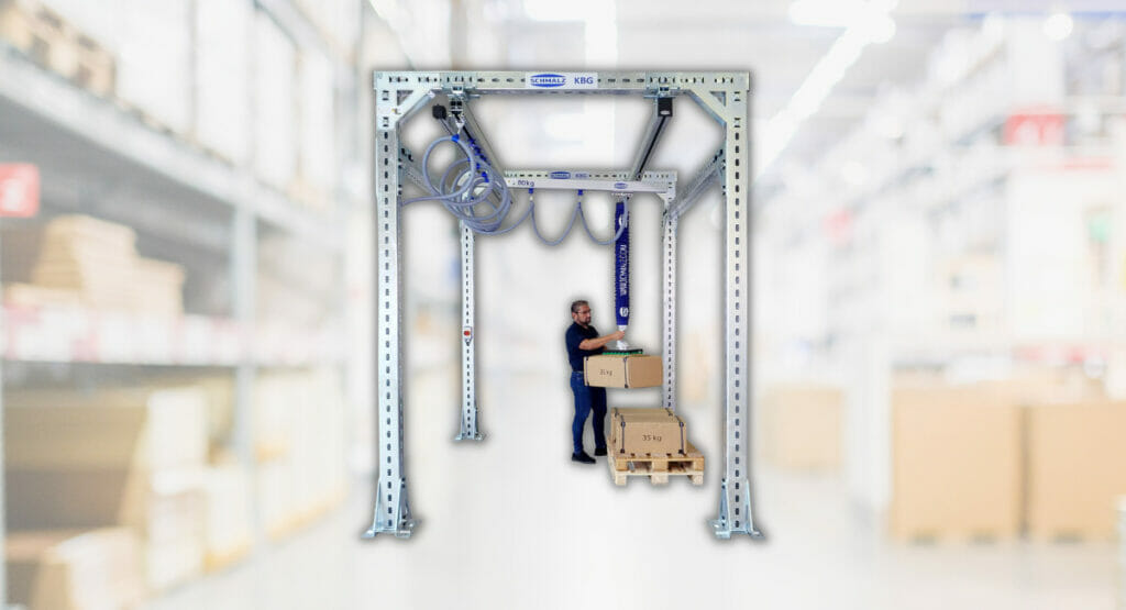 Ein Mann bedient das Schmalz-Kranportal KBG.