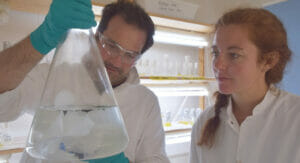 Maaike Goudriaan und Helge Niemann erforschen das Bakterium in Labor.
