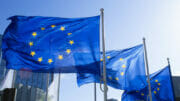 EU-Flaggen Abstimmung Lieferkettengesetz Ausnahmen für Recyclingrohstoffe gefordert