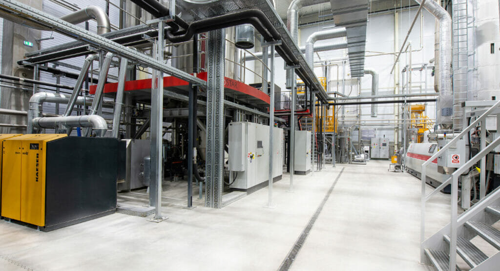 Die Extrusionsanlage in der neuen Recyclinganlage in Rumänien laufen.