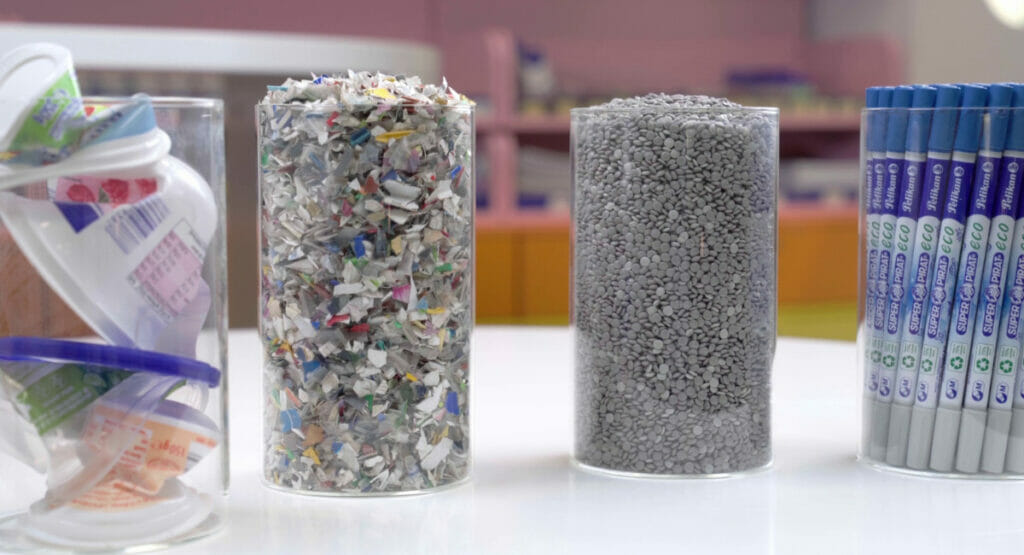 Aus Kunststoff aus dem Gelben Sack machen Grüner Punkt und Pelikan Schreibgeräte mit hohem Rezyklatanteil.