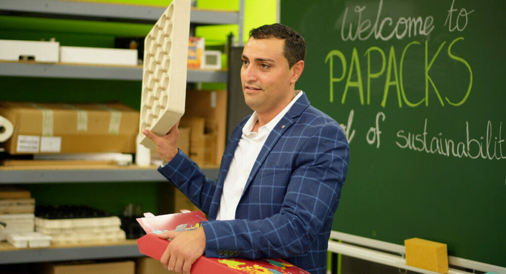 Gründer Tahsin Dag zeigt im Innovation Hub wie aus Wasser und Fasern neue, stabile Verpackungen für unterschiedliche Branchen entstehen.