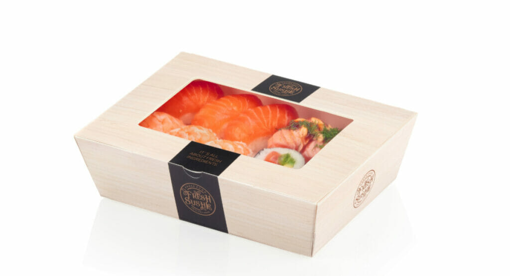 Die Sushi-Verpackung kombiniert zwei Materialien, die sich getrennt in die jeweiligen Recyclingströme geben lassen.
