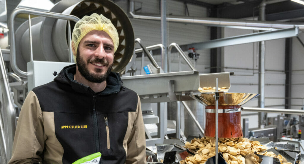 Yves Habermacher, Leiter Lebensmittelproduktion bei der Brauerei Locher, präsentiert die „Tschipps“.