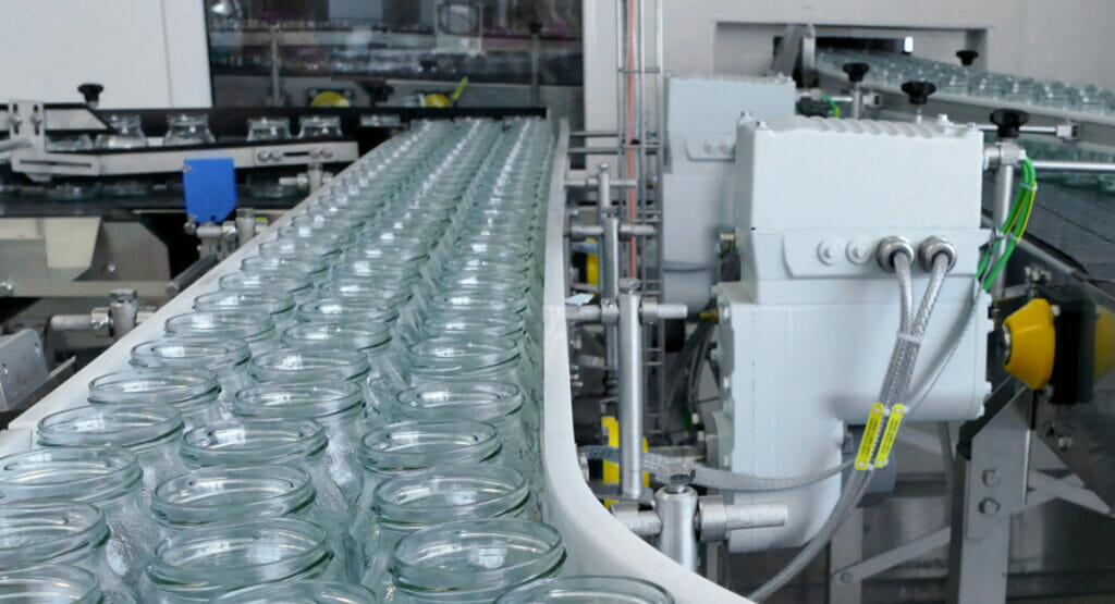 Pro Tag können bis zu 160.000 Gläser auf der neuen Anlage mit Joghurt befüllt werden. Den zuverlässigen und energieeffizienten Transport übernehmen dabei dezentrale Antriebseinheiten Movigear performance.