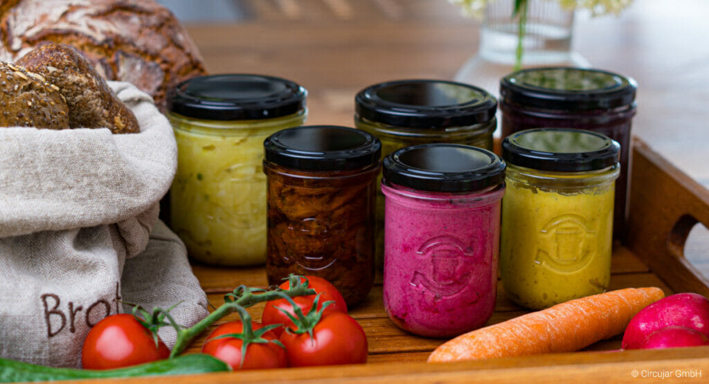 Die Mehrweggläser eigenen sich besonders für Aufstriche, Suppen oder Antipasti und verpacken diese nachhaltig.