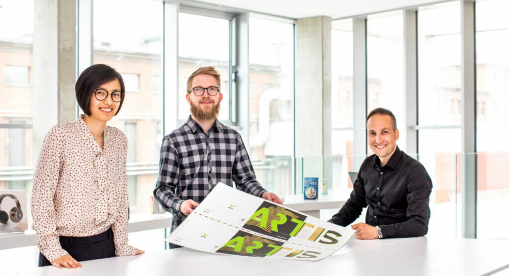 Im Metsä Board Excellence Center arbeiten Ilkka Harju (r.) und seine Kollegen kontinuierlich an neuen Verpackungslösungen.
