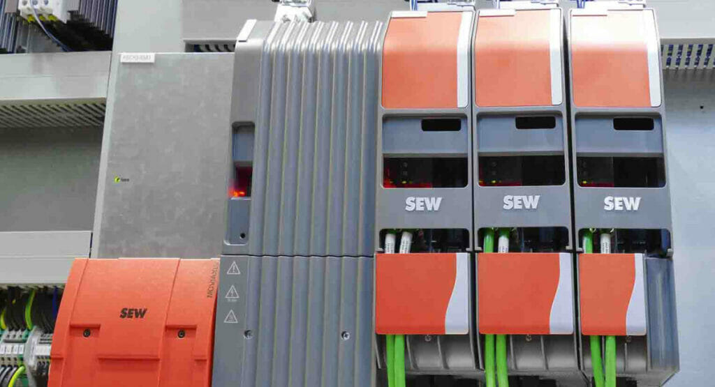 Zur Speisung der Motoren kommen Movidrive Doppelachsmodule (rechts) und ein Movidrive Versorgungsmodul (grau) aus dem Automatisierungsbaukasten Movi-C zum Einsatz.