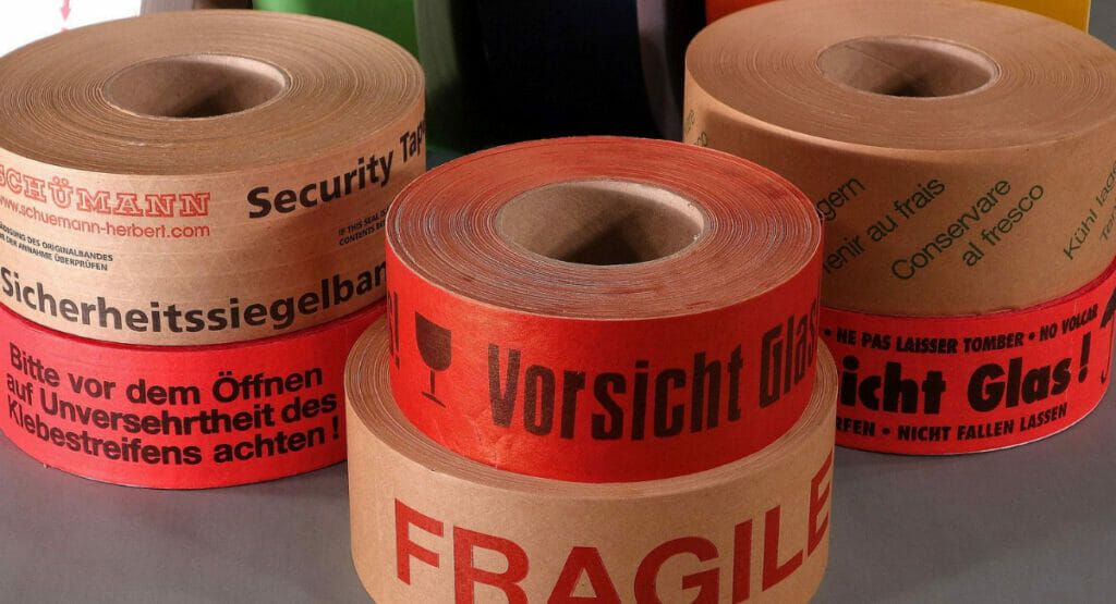 Mit den nachhaltigen Nassklebebändern von Schümann sind Kartons und Pakete sicher verschlossen.