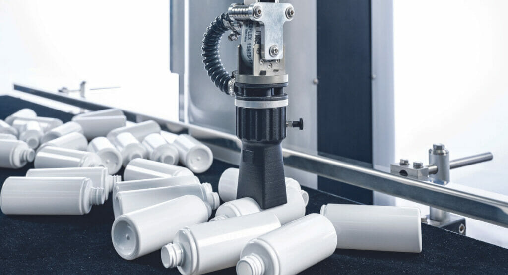 Automation with Schubert's cobots extends the robotic packaging process beyond the lines. This cobot tog.519 can pick up products from the clutter at up to 90 cycles per minute.