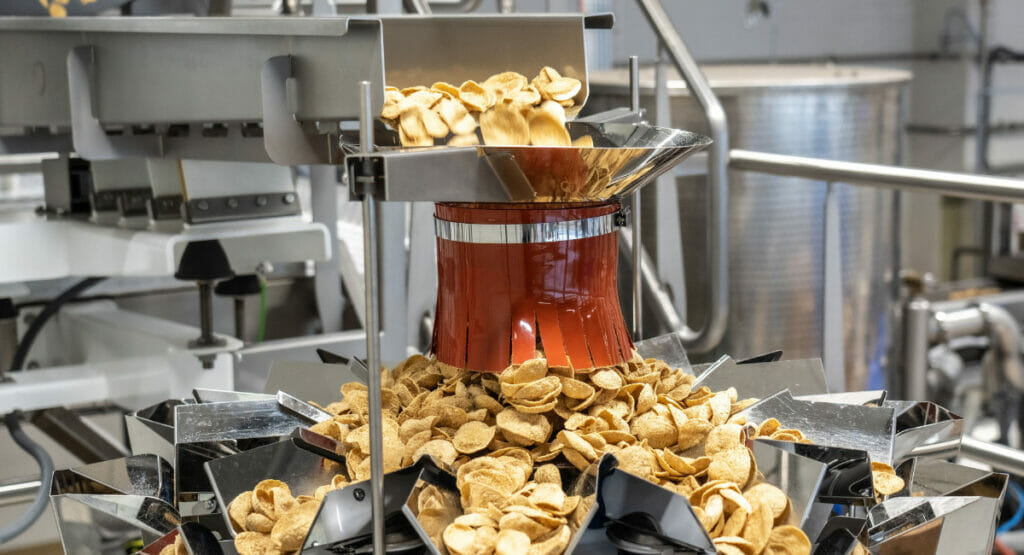 Kontrollierter Produktfluss: Die Mehrkopfwaage Ishida CCW-SE3 ermöglicht eine schnelle und gewichtsgenaue Abfüllung der Snacks.