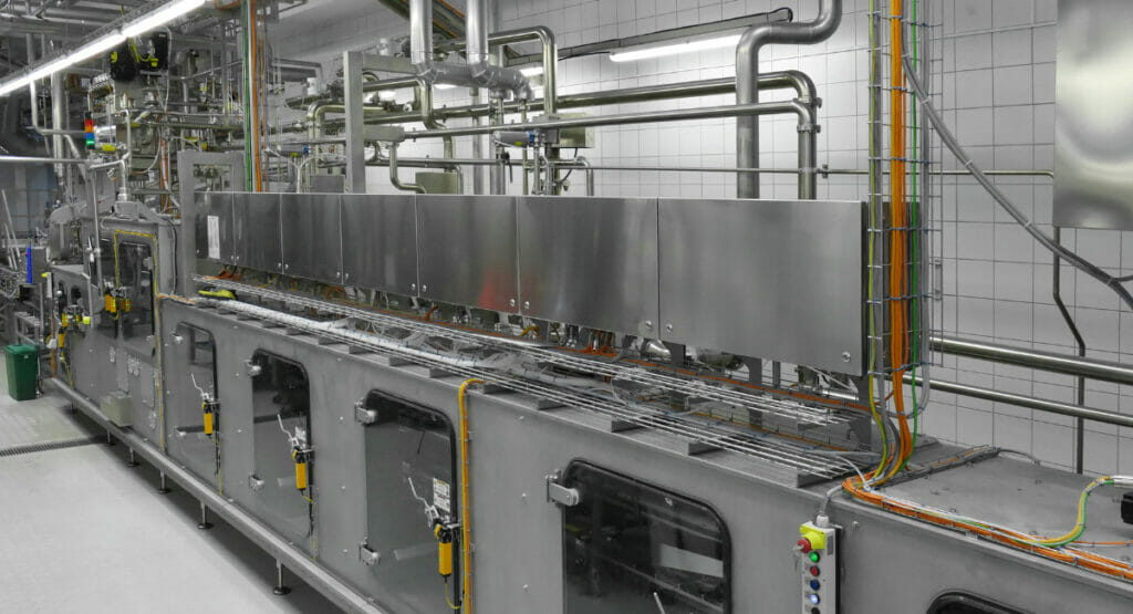 Die Andechser Molkerei installierte die aseptische Abfüllmaschine Kontifill GlassLine zur Befüllung der 500-Milliliter-Mehrwegjoghurtgläser.