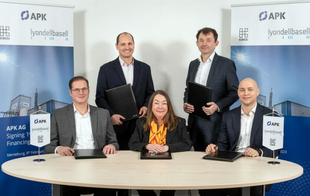 Unterzeichnung der Vereinbarung über die Investition in APK (von links nach rechts): Matthijs Beijk (LyondellBasell), Dr. Robert Marx (APK), Susanne Küppers (APK), Dr. Søren Hein (APK), Mikkel Mücke (KIRKBI) (Credit: APK AG/Tom Schulze)