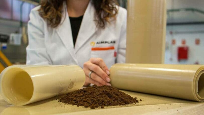 Im Rahmen des Projektes WaysTUP! hat Aimplas eine Kunststofffolie aus Kaffeesatz hergestellt. (Bild: Aimplas)