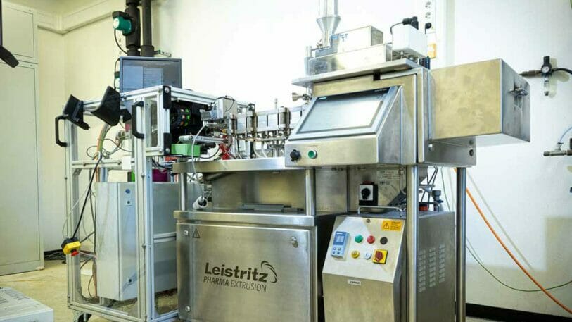 The system developed by the project HME 3D, a printing table (left) and an extruder (right). (Image: TH Köln / Heike Fischer)