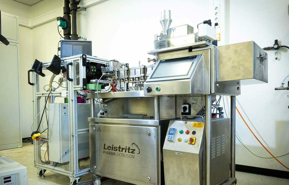 The system developed by the project HME 3D, a printing table (left) and an extruder (right). (Image: TH Köln / Heike Fischer)