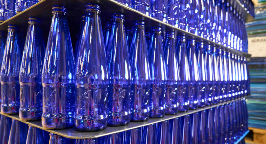 Die von Vetropack produzierten blauen Flaschen haben ein Volumen von 0,33 Liter bei einem Gewicht von 200 Gramm.