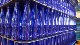 Die von Vetropack produzierten blauen Flaschen haben ein Volumen von 0,33 Liter bei einem Gewicht von 200 Gramm.