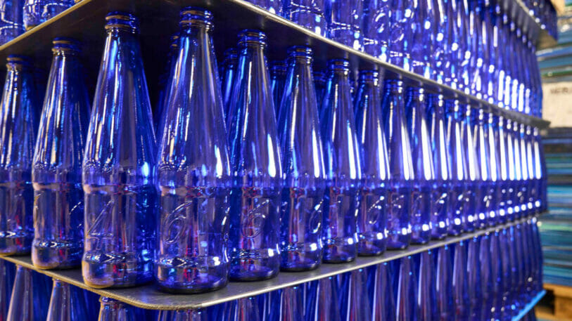 Die von Vetropack produzierten blauen Flaschen haben ein Volumen von 0,33 Liter bei einem Gewicht von 200 Gramm.
