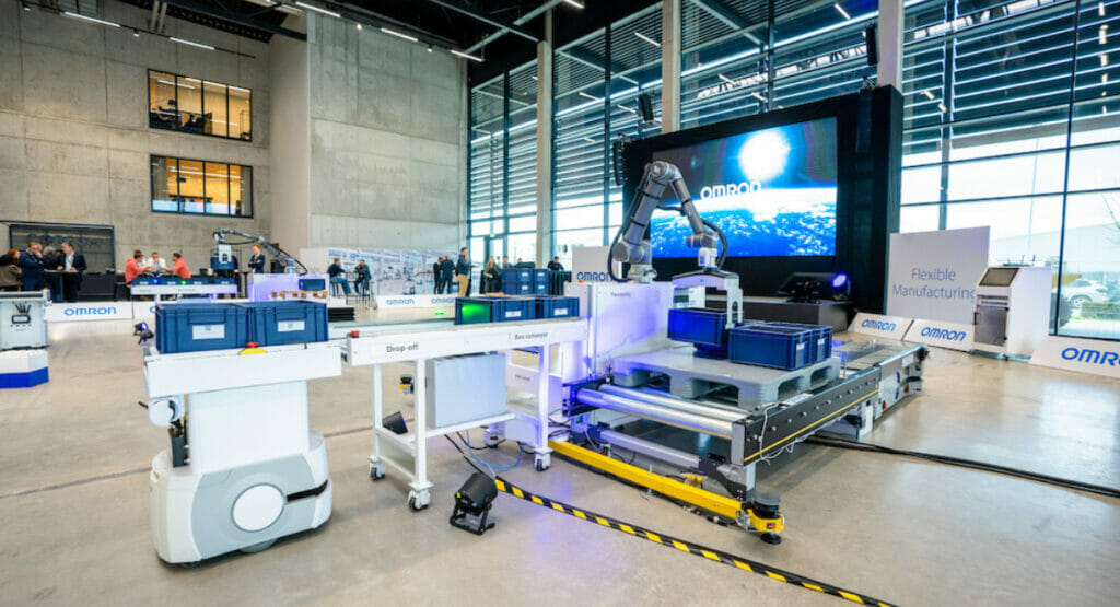 Omron Flexible Manufacturing Roadshow mit dem Werk der Zukunft auf Tour