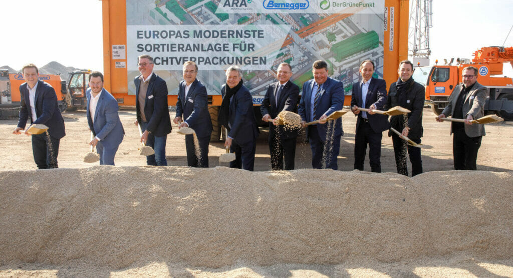 Umweltlandesrat Stefan Kaineder, Kurt Bernegger (Bernegger Gruppe), Michael Wiener (Der Grüne Punkt), Martin Prieler (ARA), Vizekanzler Werner Kogler, Landeshauptmann Thomas Stelzer, Kurt Bernegger (Bernegger Gruppe), Laurent Auguste (Der Grüne Punkt), Harald Hauke (ARA), Christian Deleja-Hotko (Bürgermeister Stadt Enns)