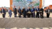 Umweltlandesrat Stefan Kaineder, Kurt Bernegger (Bernegger Gruppe), Michael Wiener (Der Grüne Punkt), Martin Prieler (ARA), Vizekanzler Werner Kogler, Landeshauptmann Thomas Stelzer, Kurt Bernegger (Bernegger Gruppe), Laurent Auguste (Der Grüne Punkt), Harald Hauke (ARA), Christian Deleja-Hotko (Bürgermeister Stadt Enns)