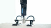 Der Force-Lift Vakuum-Schlauchheber von Torwegge kann große Gewichte bewegen.