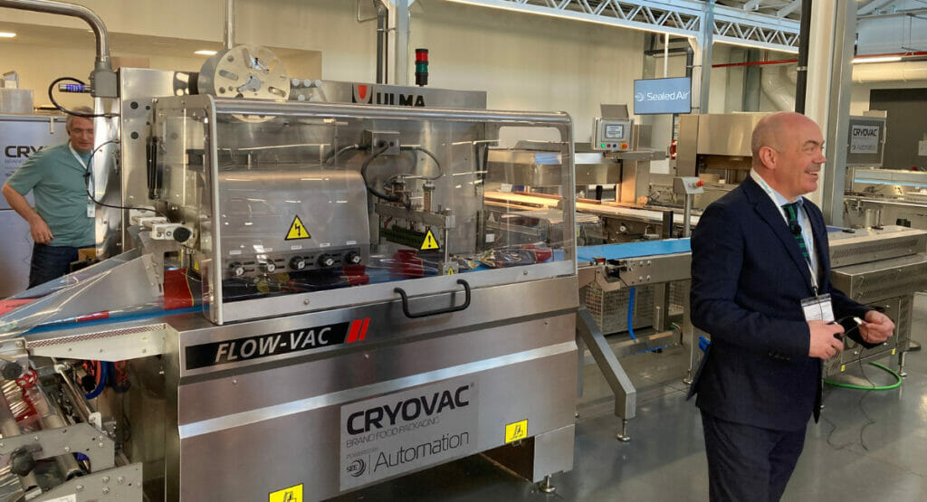 In Milan, customers saw a presentation of a packaging line that uses watermarks on the packaging to already trace the product during the production process and create a digital twin.