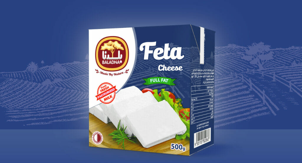 Der Weißkäse wird über die Füllmaschine von SIG in die aseptische Kartonpackung gefüllt.