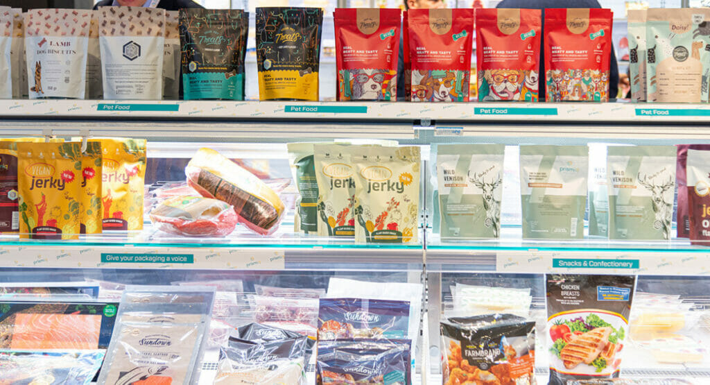 Im Beispiel-Store im Packforum in Mailand bekommen Marken einen Eindruck davon, wie ihre Produkte im Supermarkt erscheinen und wie die Interaktion zwischen Konsumentinnen und Konsumenten und der Verpackung aussieht.