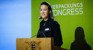 Geschäftsführerin des dvi, Kim Cheng, spricht sich kritisch zur Abgabe auf Einwegkunststoffverpackungen aus.