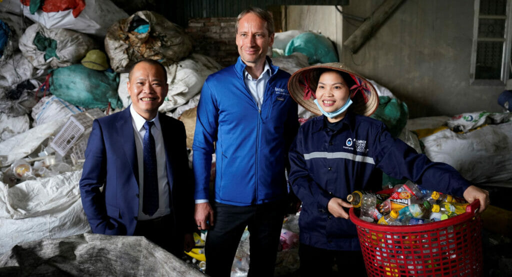 Dr. Axel Schweitzer, Chairman und Gesellschafter Interzero und ALBA Group Asia, mit Hoang Duc Vuong, Chairman VietCycle Joint Stock Company, und Frau Nguyet, Sammlerin aus dem Netzwerk von VietCycle, zusammen.