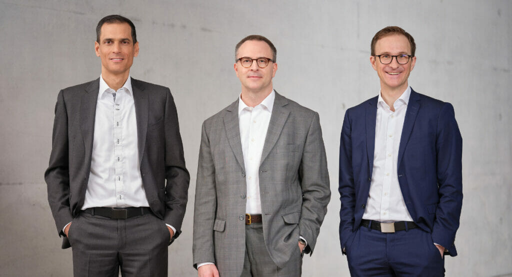 Von links: Xavier Hamers, CEO und Vorsitzender der Geschäftsleitung, Dr. Henning Grönzin, CTO und technischer Geschäftsführer, Helge Held, CFO und kaufmännischer Geschäftsführer der Leuze electronic-Gruppe.