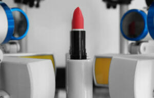 Das KI-basierte Inspektionssystem sucht die Lippenstifte Pixel für Pixel nach Mängeln ab und verbessert sich dabei selbst stetig. (Bild: Marchesini Group/ SEA Vision Group)