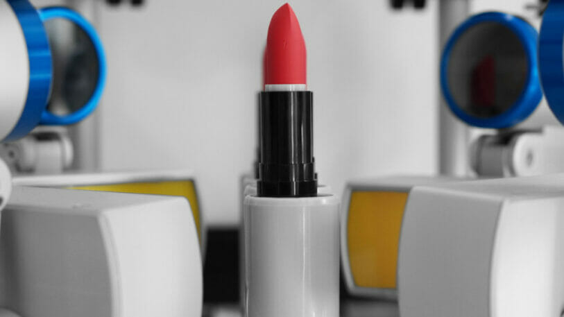 Das KI-basierte Inspektionssystem sucht die Lippenstifte Pixel für Pixel nach Mängeln ab und verbessert sich dabei selbst stetig. (Bild: Marchesini Group/ SEA Vision Group)