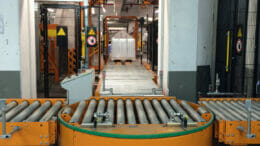 Multi-format bonnet stretcher with linked pallet logistics system in action at the Bottrop plant.